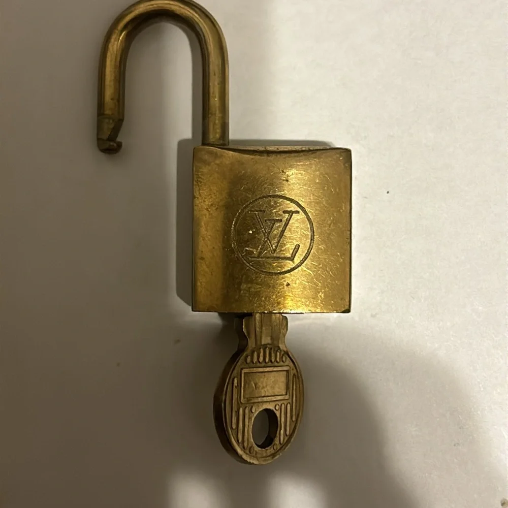LOUIS VUITTON LOCK π AND KEY VINTAGE - Picture 3 of 3
